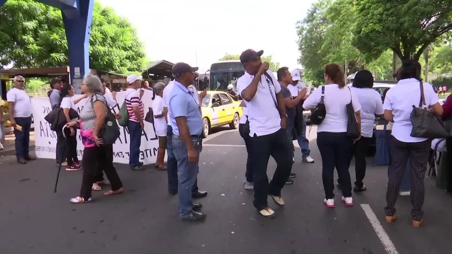 Cierran la vía para exigir mejor atención médica