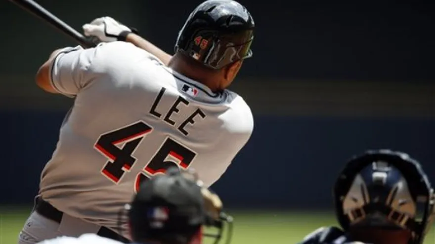 MLB: Marlins 4, Cerveceros 0; Lee se estrena con doble y anotada