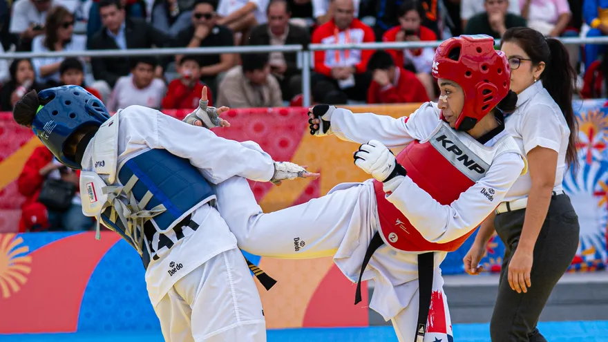 Karoline Castillo (d) en acción por Panamá