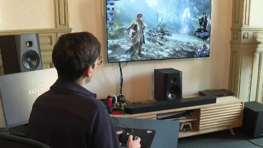 Una persona jugando "Clair Obscur: Expedition 33".