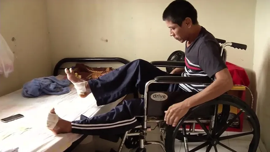 Extranjero recibió una descarga eléctrica y no recibe ayuda