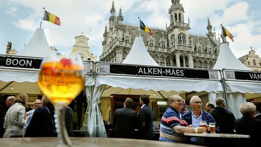 Vista de la Grand Place de Bruselas durante la celebración este fin de semana del 20º Festival de la Cerveza Belga, donde se pueden degustar más de 400 tipos de cervezas procedentes de las principales destilerías del país.