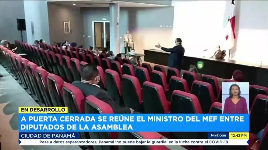 Ministro Alexander se reúne con los diputados a puerta cerrada