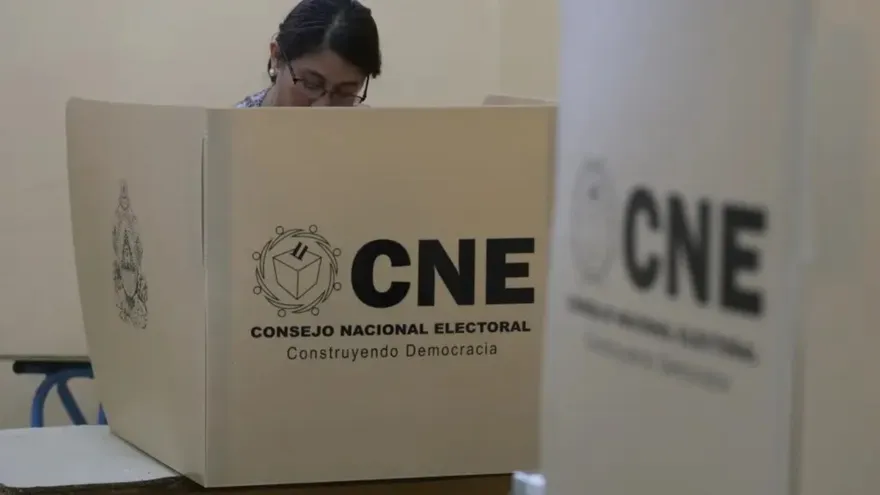 Ciudadanos hondureños votan durante las elecciones primarias en Tegucigalpa, Honduras