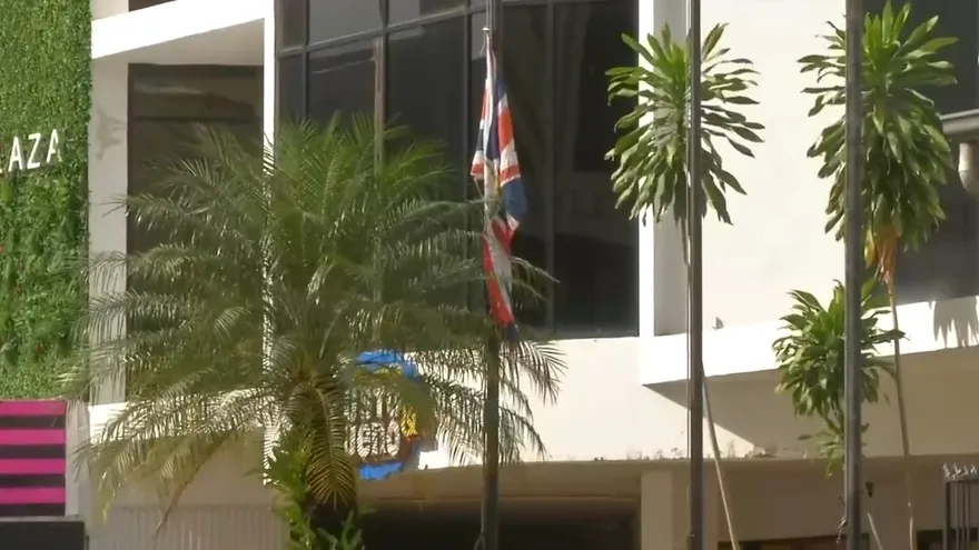 Embajada británica en Panamá con bandera a media asta