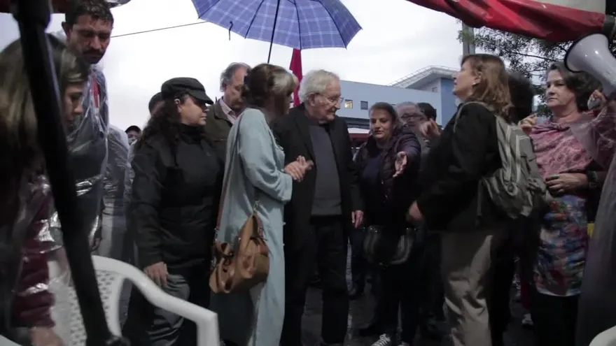 Chomsky: Lula "por derecho" debería ser el próximo presidente