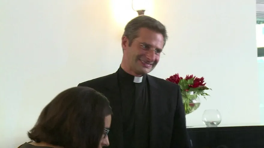 Cura sale del armario a un día del sínodo del Vaticano
