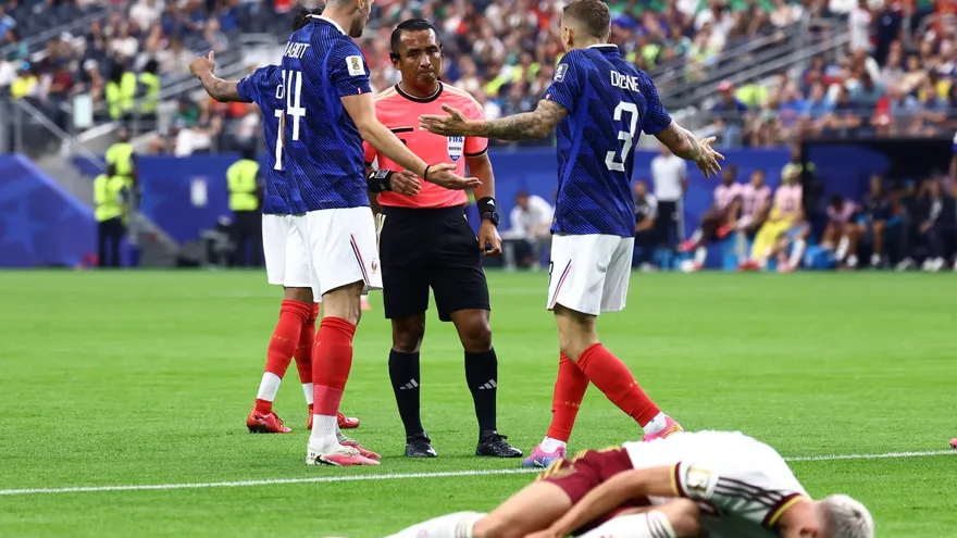 Iván Barton (c) escucha los reclamos de algunos jugadores de Francia