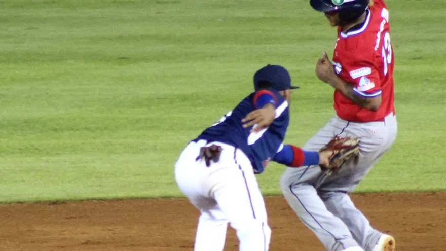 Acción del partido entre los Bravos y las Águilas