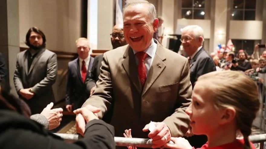 Doug Jones se convirtió en el nuevo senador por el estado de Alabama.