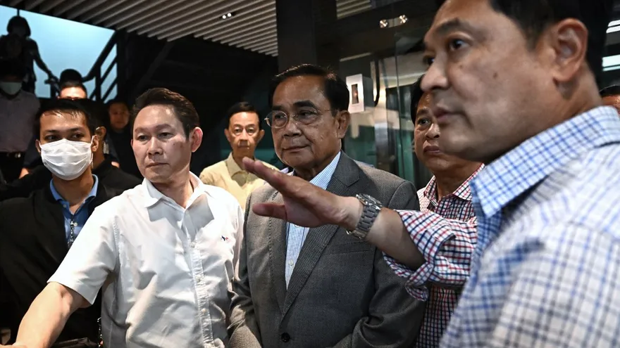 Los dos partidos de oposición pro-democracia de Tailandia asestaron una dura derrota al gobierno saliente apoyado por el ejército en las elecciones legislativas.