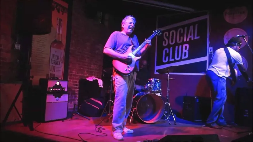 Murió Jack Sherman, primer guitarrista de los Chili Peppers