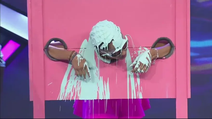 Anonymous repartió baldazos de pintura en la tortura