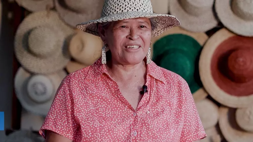 Gloria Lina Hernández recibe la Condecoración San José 2025 por su maestría en sombreros tradicionales.