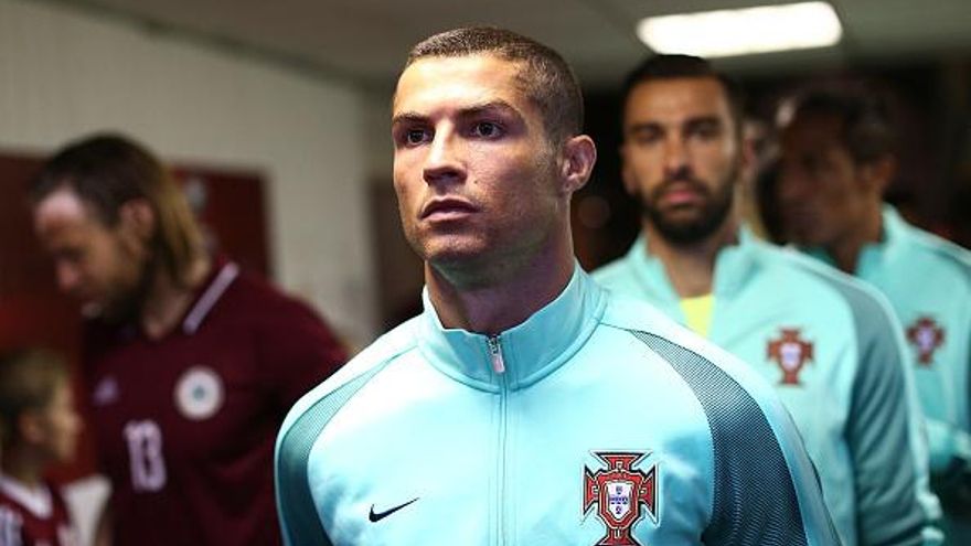 Cristiano Ronaldo con el chaleco de la Selección de Portugal