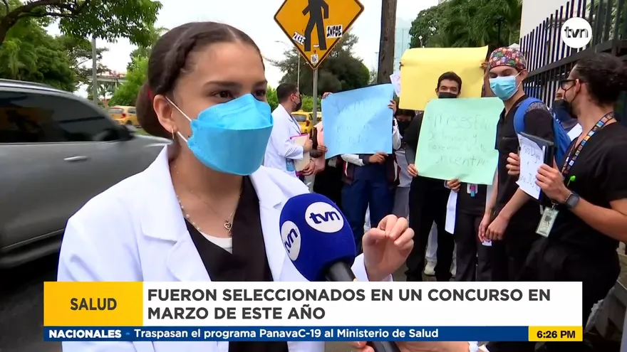 Médicos de primer año de internado protestan