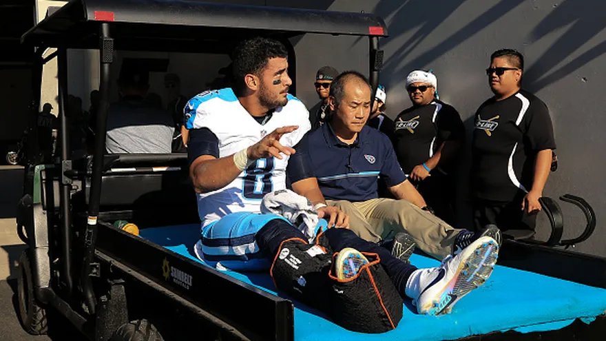 Marcus Mariota al momento de salir de la cancha