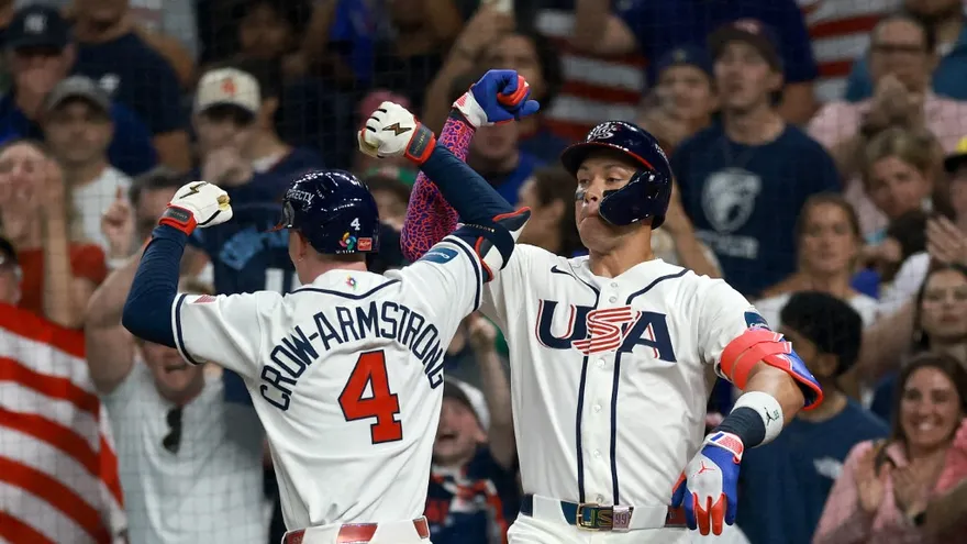 Pete Crow-Armstrong (i)  y Aaron Judge (d) celebran en un partido de Estados Unidos en el Clásico Mundial de Béisbol