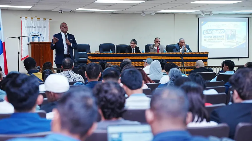 Estudiantes de la Universidad de Panamá participan de foro