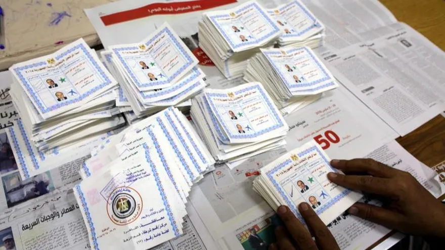 Trabajadores electorales cuentan las papeletas al final del último día de las elecciones presidenciales en El Cairo (Egipto).