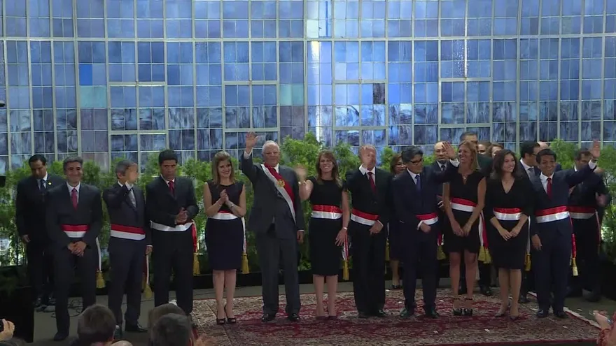 Kuczynski nombra nuevos ministros y pide dar estabilidad a Perú