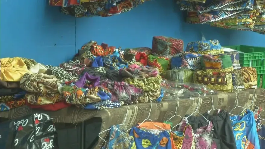 Artesanas confeccionan vestidos para día de la etnia negra.