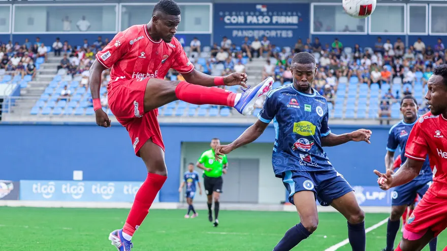 Acción del partido entre Veraguas United y Unión Coclé