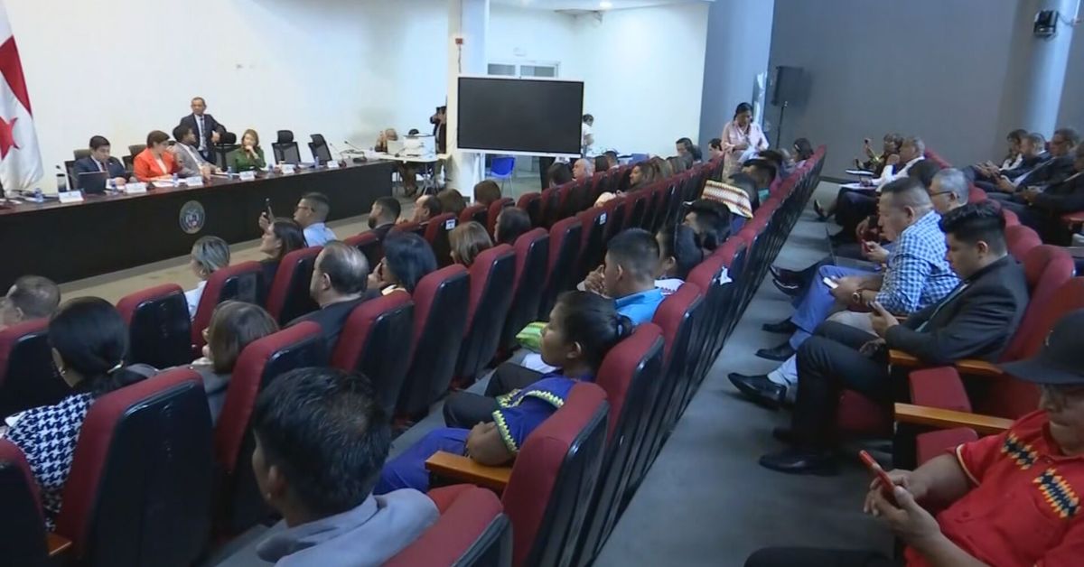 Molinar respondió por escrito y Santamaría se excusó: ambos faltaron a comparecencia ante la Comisión de Educación