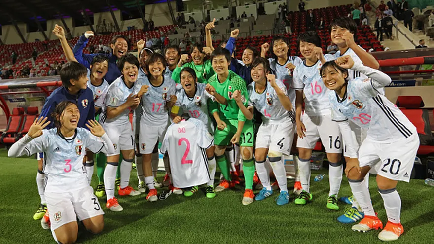 Las jugadoras del equipo sub-17 Japón muestran su alegría por su pase a la final