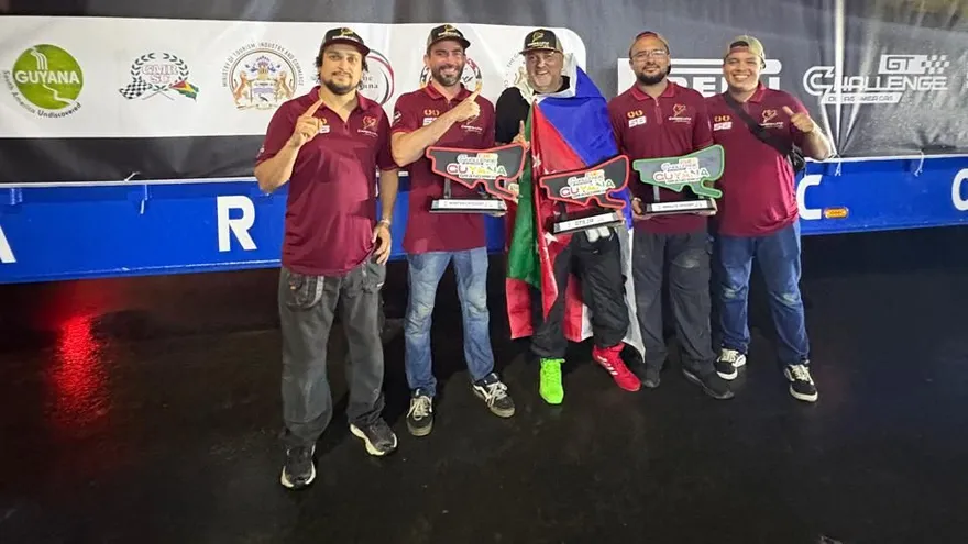 David Carballeda (c) festeja al conquistar el primer lugar en Gran Premio de Guyana