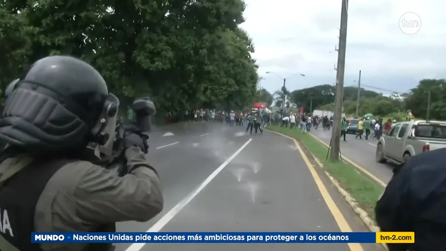 Docentes se enfrentan con antimotines en David