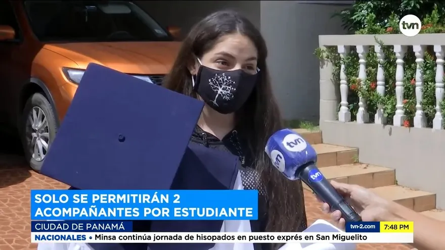 Estudiantes se preparan para su graduación presencial