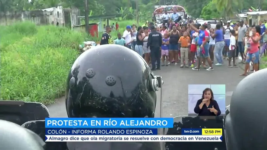 Padres de familia de un colegio en Colón protestan
