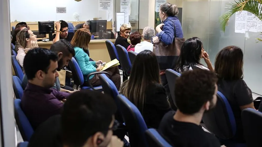 Usuarios acuden a reclamar sus pasaportes a una oficina de la Policía Federal el 28 de junio de 2017, en Río de Janeiro. (Foto/Archivo)