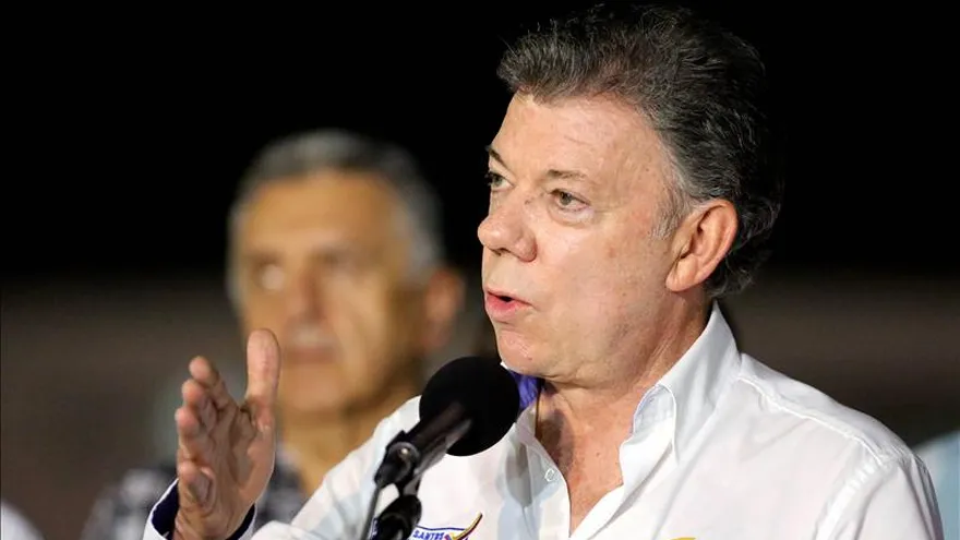 Cinco años después de estrenarse en el Gobierno con la reanudación de relaciones con Venezuela, el presidente de Colombia, Juan Manuel Santos, afronta la primera gran crisis con Caracas, que ha puesto a prueba su diplomacia y la capacidad de respuesta de organismos como la OEA y la Unasur.