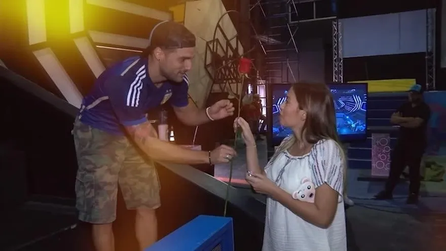 Pablo Brunstein le regaló una rosa a Sonia Marí Andrés