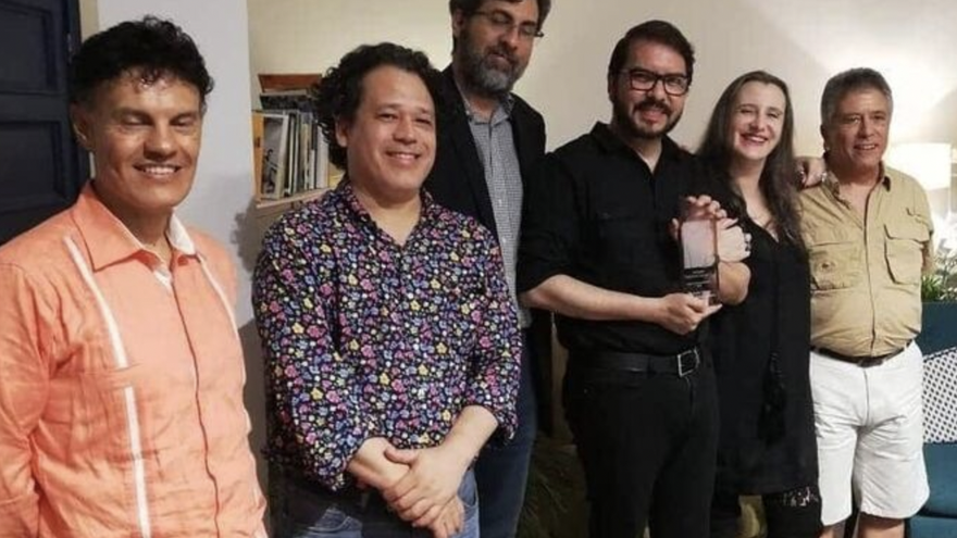 Miguel Esteban González recibe el Premio Tristán Solarte de Novela Negra en 2019. El premio es otorgado por la Fundación Panamá Negro.