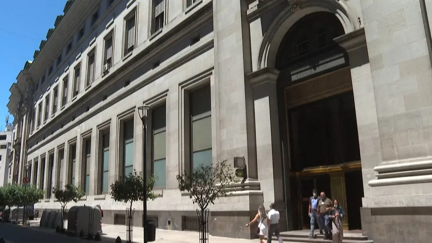 China confina a casi 30 millones de personas por brote récord de covid-19