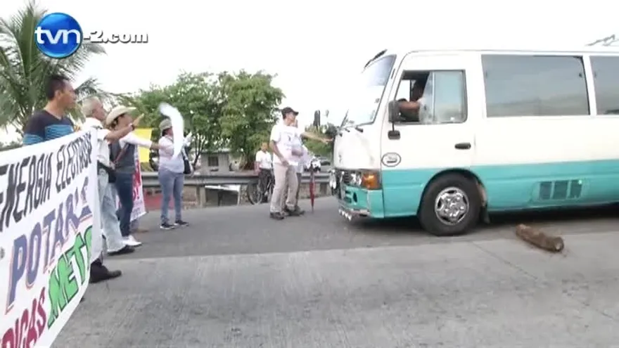 Ambientalistas cierran la vía exigiendo fin de proyectos hidroeléctricos