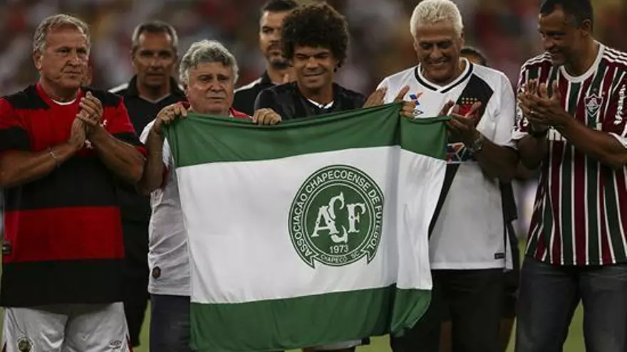 Los exjugadores Zico (i), Edu (2i), el jugador de Botafogo Camilo (c) y los exjugadores Roberto Dinamite (2d) y Torres (d), participan hoy, 28 de diciembre de 2016, en un homenaje al equipo de Chapecoense, antes del "Juego de las estrellas", realizado por Zico para recaudar fondos para las familias de las víctimas del accidente el mes pasado.