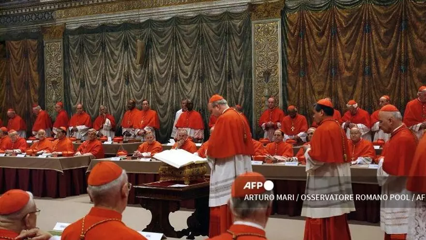 Imagen del juramento de los cardenales en la Capilla Sixtina