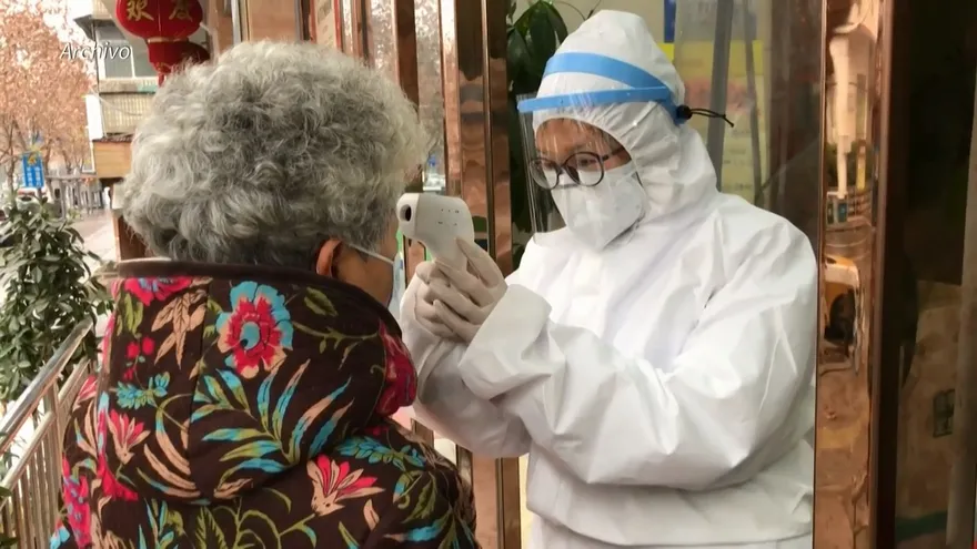 Primer muerto por covid en ocho meses en China, adonde llegaron expertos de OMS