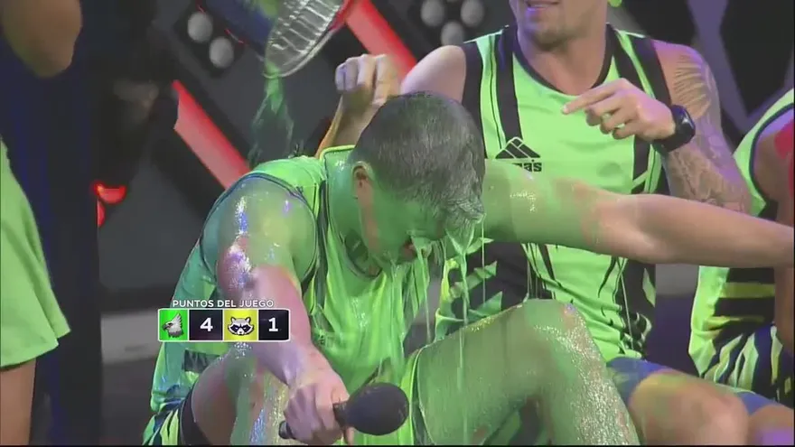 Anonymous repartió baldazos de pintura en el semáforo