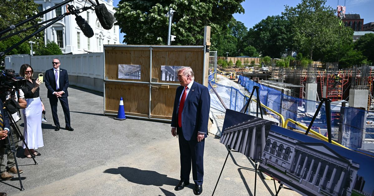 Donald Trump recorre las obras del futuro salón de baile de la Casa Blanca