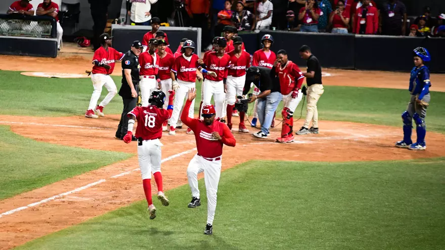 Bryan Zapata (18) corre hacia el 'home plate' tras conectar un cuadrangular para República Dominicana ante Venezuela en la Serie del Caribe Kids 2025