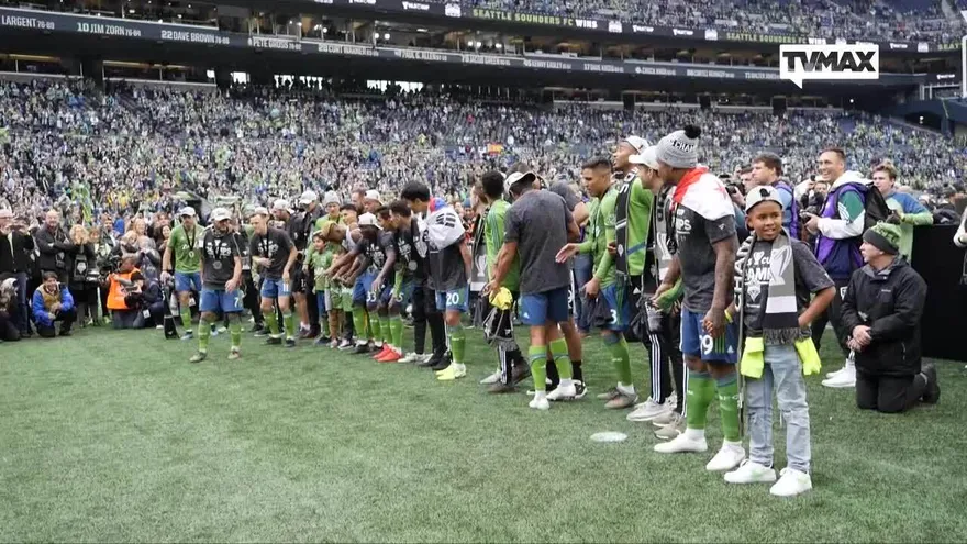 Román Torres y parte de su celebración en la obtención del título de la MLS