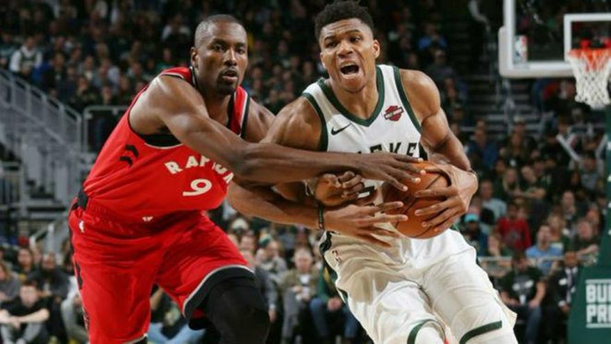 Antetokounmpo, con 36 y 15, lidera triunfo de Bucks sobre Raptors