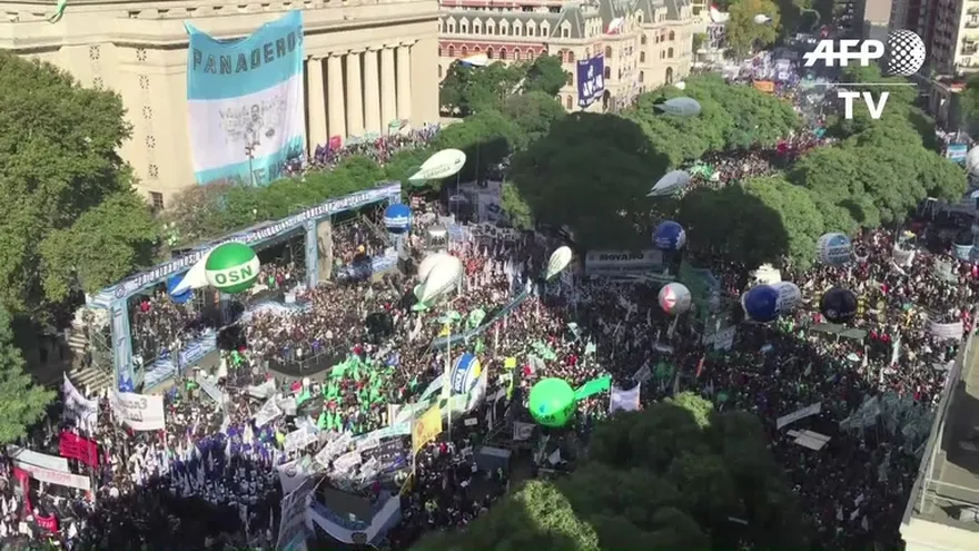Masiva protesta en Argentina contra Macri