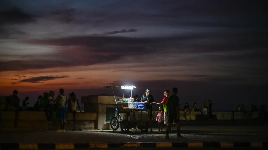 Cuba reconecta la red eléctrica pero siguen los apagones
