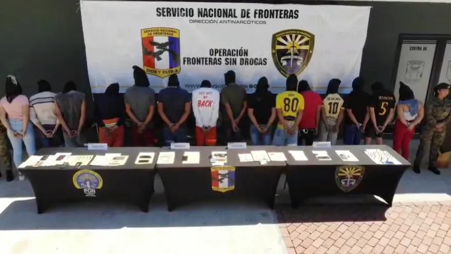 Un total de 16 personas fueron aprehendidas durante la operación "Fronteras Sin Drogas", desarrollada por agentes de la Dirección Antinarcóticos de la Brigada Occidental del Servicio Nacional de Fronteras (Senafront), en coordinación con la Fiscalía de Drogas de Chiriquí y Bocas del Toro.